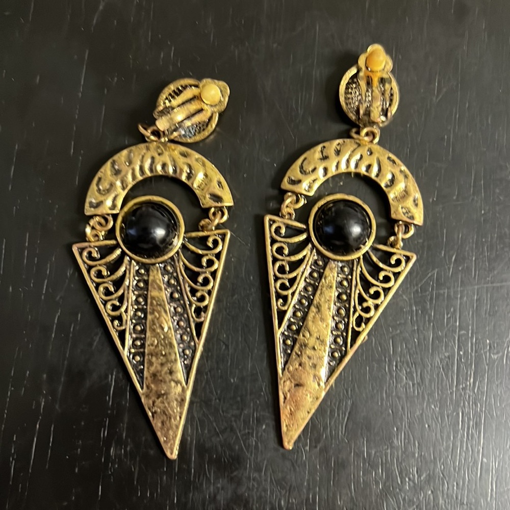 ONE PRE-OWNED PAIR OF GOLD-PLATED 4”FANCY DANGLE CLIP-ON EARRINGS CTM1